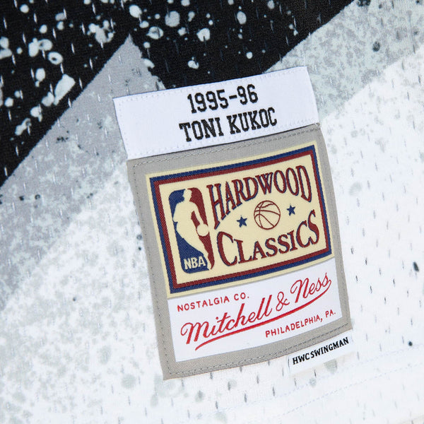 Mitchell & Ness Men's Mitchell & Ness Toni Kukoc White Chicago Bulls  Hardwood Classics 1995-96 Hyper Hoops Swingman Jersey